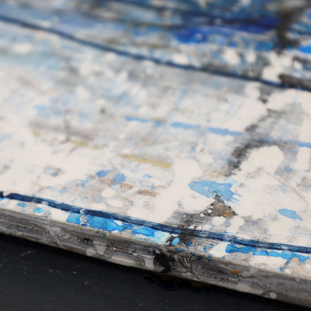 一点ものの抽象画のディテール画像。作品の持つ、独自の絵肌や、筆致の痕跡、そして、側面からの立体感を示している。